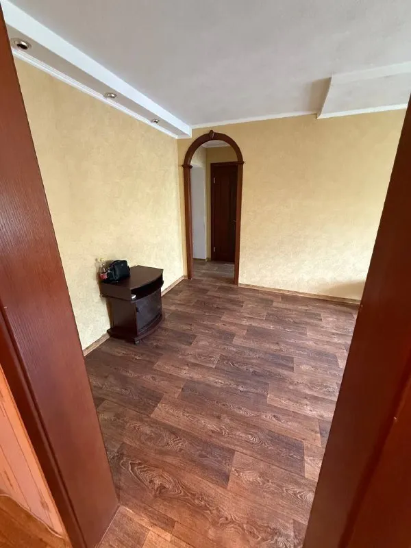 продам 3х комнатную квартиру 🌇г. донецк, пр. партизанский 84, киевский район. 📍 ✅дом кирпичный, квартира с ремонтом, теплая, не угловая, все коммуникации новые, новая проводка. ✅есть кладовка. ✅расположена на 4 этаже 4х этажного дома, крыша не течет (делался капитальный ремонт крыши). ✅рядом садик, школа, остановки, магазины. 💰цена 5 500 000 ₽ 📲☎️+79493220324 подписаться | дать объявление - фотография - 3