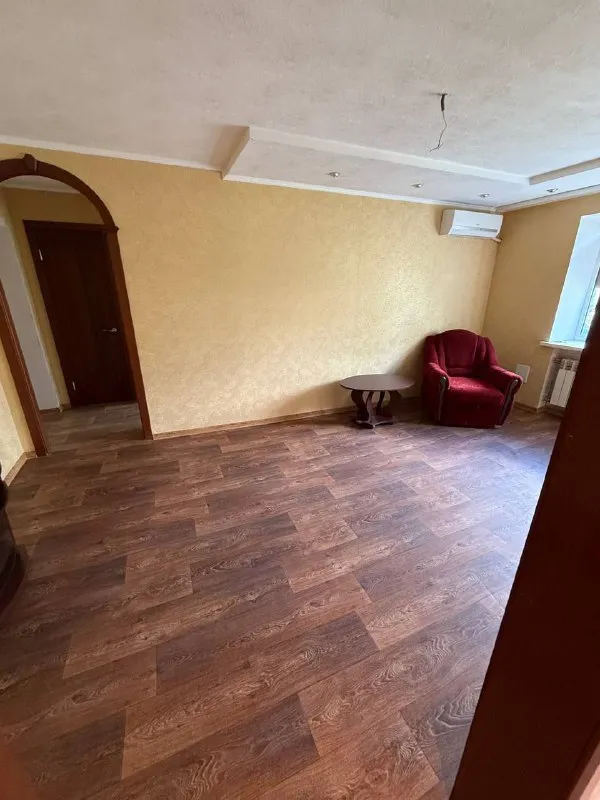 продам 3х комнатную квартиру 🌇г. донецк, пр. партизанский 84, киевский район. 📍 ✅дом кирпичный, квартира с ремонтом, теплая, не угловая, все коммуникации новые, новая проводка. ✅есть кладовка. ✅расположена на 4 этаже 4х этажного дома, крыша не течет (делался капитальный ремонт крыши). ✅рядом садик, школа, остановки, магазины. 💰цена 5 500 000 ₽ 📲☎️+79493220324 подписаться | дать объявление - фотография - 6