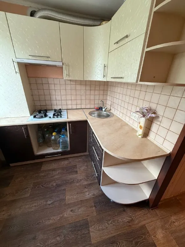 продам 3х комнатную квартиру 🌇г. донецк, пр. партизанский 84, киевский район. 📍 ✅дом кирпичный, квартира с ремонтом, теплая, не угловая, все коммуникации новые, новая проводка. ✅есть кладовка. ✅расположена на 4 этаже 4х этажного дома, крыша не течет (делался капитальный ремонт крыши). ✅рядом садик, школа, остановки, магазины. 💰цена 5 500 000 ₽ 📲☎️+79493220324 подписаться | дать объявление - фотография - 9