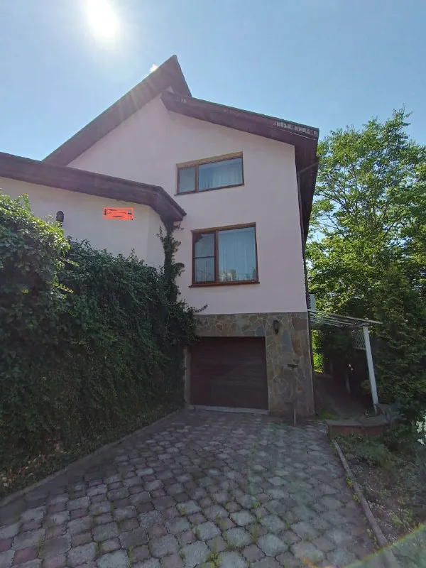 продам роскошный коттедж 🏡 🌇в престижном ворошиловском районе донецка! уникальное расположение на набережной рядом с рестораном "ё-моё". 📍 🔹 год постройки: 2006 🔹 материал: шлакоблок с утеплением и влагостойкой штукатуркой 🔹 кровля: еврошифер 🔹 площадь дома: 430 м² 🔹 участок: 7 соток (приватизирован) 🏡 трехуровневая планировка с элитной отделкой в классическом стиле: - фотография - 2