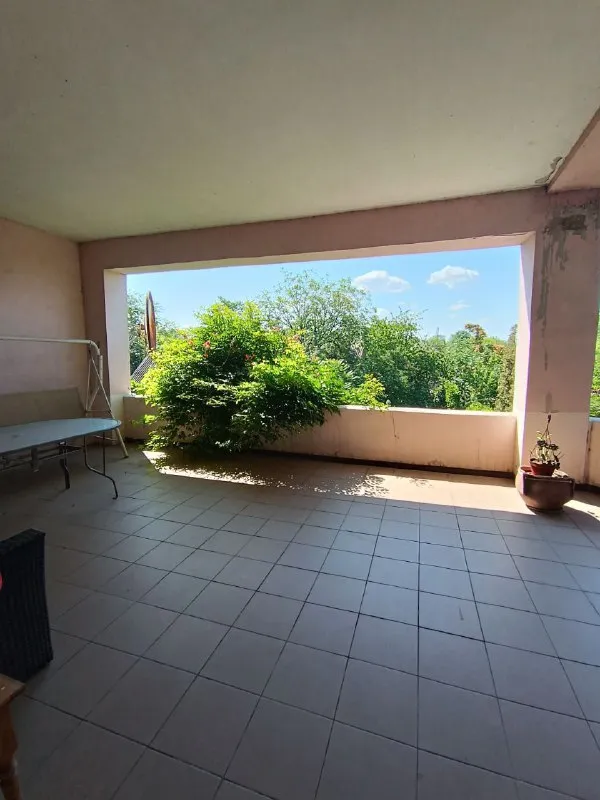 продам роскошный коттедж 🏡 🌇в престижном ворошиловском районе донецка! уникальное расположение на набережной рядом с рестораном "ё-моё". 📍 🔹 год постройки: 2006 🔹 материал: шлакоблок с утеплением и влагостойкой штукатуркой 🔹 кровля: еврошифер 🔹 площадь дома: 430 м² 🔹 участок: 7 соток (приватизирован) 🏡 трехуровневая планировка с элитной отделкой в классическом стиле: - фотография - 3