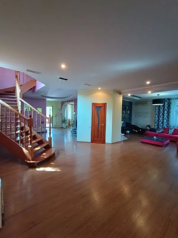 продам роскошный коттедж 🏡 🌇в престижном ворошиловском районе донецка! уникальное расположение на набережной рядом с рестораном "ё-моё". 📍 🔹 год постройки: 2006 🔹 материал: шлакоблок с утеплением и влагостойкой штукатуркой 🔹 кровля: еврошифер 🔹 площадь дома: 430 м² 🔹 участок: 7 соток (приватизирован) 🏡 трехуровневая планировка с элитной отделкой в классическом стиле: - фотография - 4