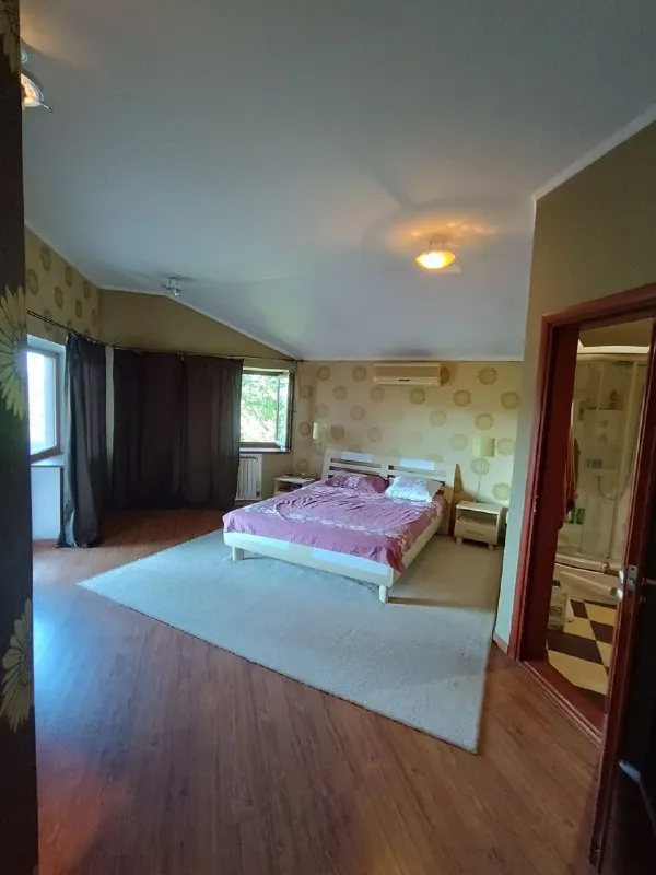 продам роскошный коттедж 🏡 🌇в престижном ворошиловском районе донецка! уникальное расположение на набережной рядом с рестораном "ё-моё". 📍 🔹 год постройки: 2006 🔹 материал: шлакоблок с утеплением и влагостойкой штукатуркой 🔹 кровля: еврошифер 🔹 площадь дома: 430 м² 🔹 участок: 7 соток (приватизирован) 🏡 трехуровневая планировка с элитной отделкой в классическом стиле: - фотография - 5