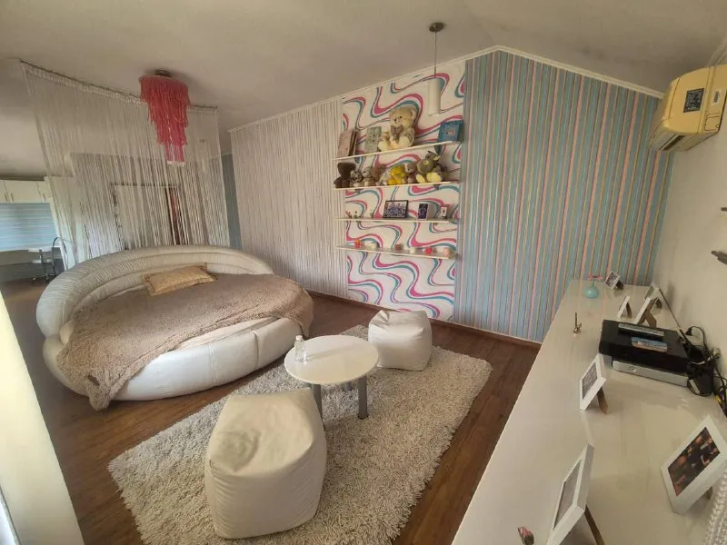 продам роскошный коттедж 🏡 🌇в престижном ворошиловском районе донецка! уникальное расположение на набережной рядом с рестораном "ё-моё". 📍 🔹 год постройки: 2006 🔹 материал: шлакоблок с утеплением и влагостойкой штукатуркой 🔹 кровля: еврошифер 🔹 площадь дома: 430 м² 🔹 участок: 7 соток (приватизирован) 🏡 трехуровневая планировка с элитной отделкой в классическом стиле: - фотография - 6