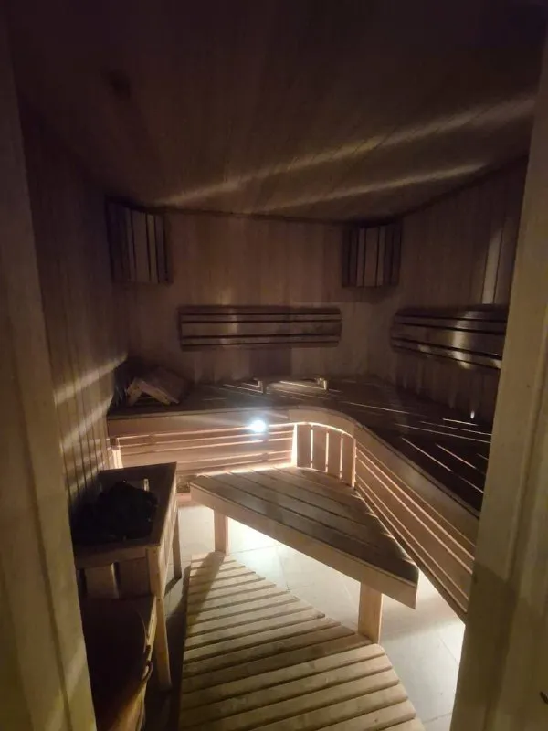 продам роскошный коттедж 🏡 🌇в престижном ворошиловском районе донецка! уникальное расположение на набережной рядом с рестораном "ё-моё". 📍 🔹 год постройки: 2006 🔹 материал: шлакоблок с утеплением и влагостойкой штукатуркой 🔹 кровля: еврошифер 🔹 площадь дома: 430 м² 🔹 участок: 7 соток (приватизирован) 🏡 трехуровневая планировка с элитной отделкой в классическом стиле: - фотография - 8