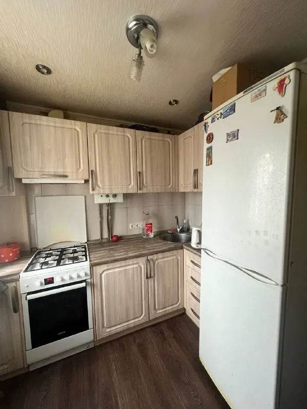 продам 2-х комнатную квартиру  🌇донецк, кировский район на текстильщике, ост. гараж. 📍 ✅комнаты смежные. ✅душевая кабинка. ✅балкон металлопластик. ✅этаж 2/3 этажного (дом кирпичный). ✅квартира утеплена. 📑документы готовы. 👍рядом вся необходимая инфраструктура - рынок, магазины, остановка в 3 минутах- транспорт во все направления города. 💰цена 2 650 000 руб.   торг. 📲☎️+7 949 470 04 83 (феникс), 📲☎️+7 949 796 89 69 (миранда). ан анна подписаться | дать объявление - фотография - 6