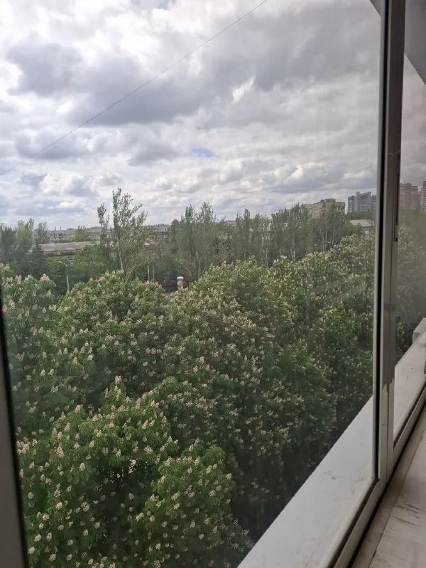 срочная продажа двухкомнатной квартиры в городе донецке 🌇донецк, донецк сити, артема📍 ✅этаж 6/9 ✅современный ремонт, полностью укомплектована мебелью и техникой. ✅встроенная кухня, посудомоечная машина, гардеробная, угловой диван. ❗️идеально под аренду! 💧вода доходит. ✅огромная лоджия на всю ширину квартиры позволяет без проблем поставить на ней водонакопители любого размера! 💰цена  5,7 млн, возможен торг. 📲☎️+79493389894 ан евгения подписаться | дать объявление - фотография - 2