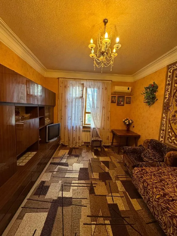 продам двухкомнатную квартиру 🌇г. макеевка, ул. депутатская📍 ✅квартира сталинка ✅общая площадь 56кв. м, 2 этаж, 4 этажного дома, не угловая. ✅мебель частично остается ! ✅состояние жилое ! 👍шикарное месторасположение: школа, детский сад, остановка общественного транспорта, магазины ! рядом продается однокомнатная квартира ! можно из двух сделать трехкомнатную ❗️❗️ 📑документы готовы ! 💰цена 3 500 000 ₽ ☎️+79493418412 лилия ан терем подписаться | дать объявление - фотография - 2