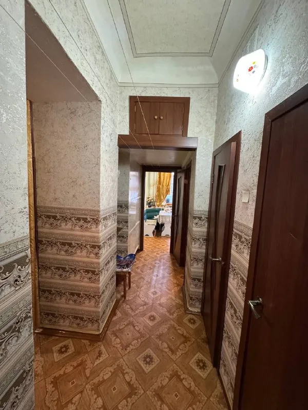 продам двухкомнатную квартиру 🌇г. макеевка, ул. депутатская📍 ✅квартира сталинка ✅общая площадь 56кв. м, 2 этаж, 4 этажного дома, не угловая. ✅мебель частично остается ! ✅состояние жилое ! 👍шикарное месторасположение: школа, детский сад, остановка общественного транспорта, магазины ! рядом продается однокомнатная квартира ! можно из двух сделать трехкомнатную ❗️❗️ 📑документы готовы ! 💰цена 3 500 000 ₽ ☎️+79493418412 лилия ан терем подписаться | дать объявление - фотография - 3