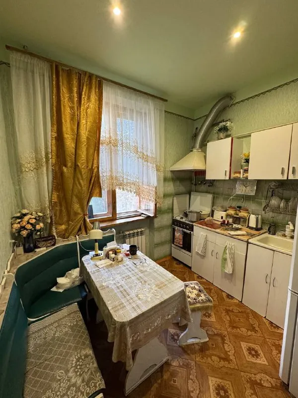 продам двухкомнатную квартиру 🌇г. макеевка, ул. депутатская📍 ✅квартира сталинка ✅общая площадь 56кв. м, 2 этаж, 4 этажного дома, не угловая. ✅мебель частично остается ! ✅состояние жилое ! 👍шикарное месторасположение: школа, детский сад, остановка общественного транспорта, магазины ! рядом продается однокомнатная квартира ! можно из двух сделать трехкомнатную ❗️❗️ 📑документы готовы ! 💰цена 3 500 000 ₽ ☎️+79493418412 лилия ан терем подписаться | дать объявление - фотография - 6