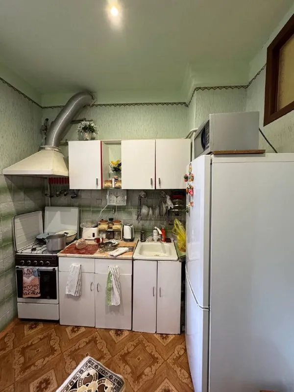 продам двухкомнатную квартиру 🌇г. макеевка, ул. депутатская📍 ✅квартира сталинка ✅общая площадь 56кв. м, 2 этаж, 4 этажного дома, не угловая. ✅мебель частично остается ! ✅состояние жилое ! 👍шикарное месторасположение: школа, детский сад, остановка общественного транспорта, магазины ! рядом продается однокомнатная квартира ! можно из двух сделать трехкомнатную ❗️❗️ 📑документы готовы ! 💰цена 3 500 000 ₽ ☎️+79493418412 лилия ан терем подписаться | дать объявление - фотография - 7