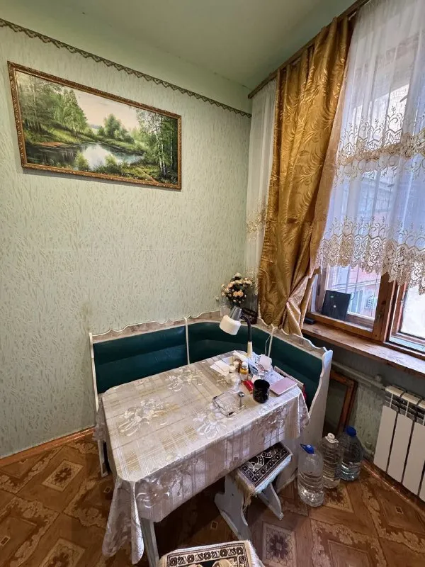 продам двухкомнатную квартиру 🌇г. макеевка, ул. депутатская📍 ✅квартира сталинка ✅общая площадь 56кв. м, 2 этаж, 4 этажного дома, не угловая. ✅мебель частично остается ! ✅состояние жилое ! 👍шикарное месторасположение: школа, детский сад, остановка общественного транспорта, магазины ! рядом продается однокомнатная квартира ! можно из двух сделать трехкомнатную ❗️❗️ 📑документы готовы ! 💰цена 3 500 000 ₽ ☎️+79493418412 лилия ан терем подписаться | дать объявление - фотография - 8