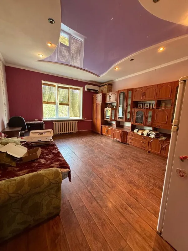 продам крупногабаритную двухкомнатную квартиру! 🌇город донецк, ленинский район - кирова  4📍 📑документы готовы ✅общая площадь квартиры 50 кв. м 💦вода согласно графику ✅квартира тёплая ✅установлены пластовые окна. насыщенная инфраструктура: - детские сады - школы - продуктовые магазины - супермаркет остановки маршрутного такси в шаговой доступности. 💰стоимость 3 500 000 руб. реальному клиенту реальный торг ‼️ 📲☎️ +79495131300 подписаться | дать объявление - фотография - 2