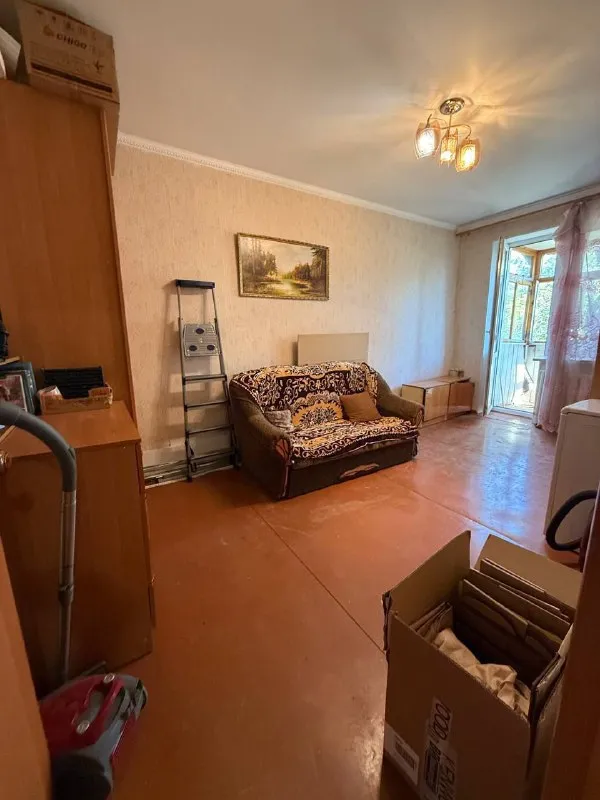 продам крупногабаритную двухкомнатную квартиру! 🌇город донецк, ленинский район - кирова  4📍 📑документы готовы ✅общая площадь квартиры 50 кв. м 💦вода согласно графику ✅квартира тёплая ✅установлены пластовые окна. насыщенная инфраструктура: - детские сады - школы - продуктовые магазины - супермаркет остановки маршрутного такси в шаговой доступности. 💰стоимость 3 500 000 руб. реальному клиенту реальный торг ‼️ 📲☎️ +79495131300 подписаться | дать объявление - фотография - 3