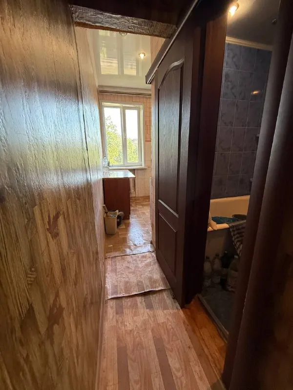 продам крупногабаритную двухкомнатную квартиру! 🌇город донецк, ленинский район - кирова  4📍 📑документы готовы ✅общая площадь квартиры 50 кв. м 💦вода согласно графику ✅квартира тёплая ✅установлены пластовые окна. насыщенная инфраструктура: - детские сады - школы - продуктовые магазины - супермаркет остановки маршрутного такси в шаговой доступности. 💰стоимость 3 500 000 руб. реальному клиенту реальный торг ‼️ 📲☎️ +79495131300 подписаться | дать объявление - фотография - 4