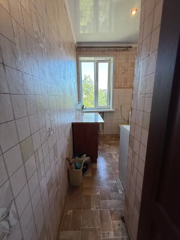 продам крупногабаритную двухкомнатную квартиру! 🌇город донецк, ленинский район - кирова  4📍 📑документы готовы ✅общая площадь квартиры 50 кв. м 💦вода согласно графику ✅квартира тёплая ✅установлены пластовые окна. насыщенная инфраструктура: - детские сады - школы - продуктовые магазины - супермаркет остановки маршрутного такси в шаговой доступности. 💰стоимость 3 500 000 руб. реальному клиенту реальный торг ‼️ 📲☎️ +79495131300 подписаться | дать объявление - фотография - 5