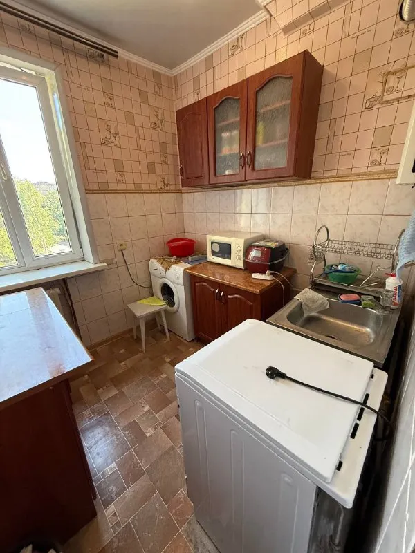 продам крупногабаритную двухкомнатную квартиру! 🌇город донецк, ленинский район - кирова  4📍 📑документы готовы ✅общая площадь квартиры 50 кв. м 💦вода согласно графику ✅квартира тёплая ✅установлены пластовые окна. насыщенная инфраструктура: - детские сады - школы - продуктовые магазины - супермаркет остановки маршрутного такси в шаговой доступности. 💰стоимость 3 500 000 руб. реальному клиенту реальный торг ‼️ 📲☎️ +79495131300 подписаться | дать объявление - фотография - 6