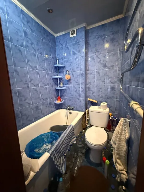 продам крупногабаритную двухкомнатную квартиру! 🌇город донецк, ленинский район - кирова  4📍 📑документы готовы ✅общая площадь квартиры 50 кв. м 💦вода согласно графику ✅квартира тёплая ✅установлены пластовые окна. насыщенная инфраструктура: - детские сады - школы - продуктовые магазины - супермаркет остановки маршрутного такси в шаговой доступности. 💰стоимость 3 500 000 руб. реальному клиенту реальный торг ‼️ 📲☎️ +79495131300 подписаться | дать объявление - фотография - 7