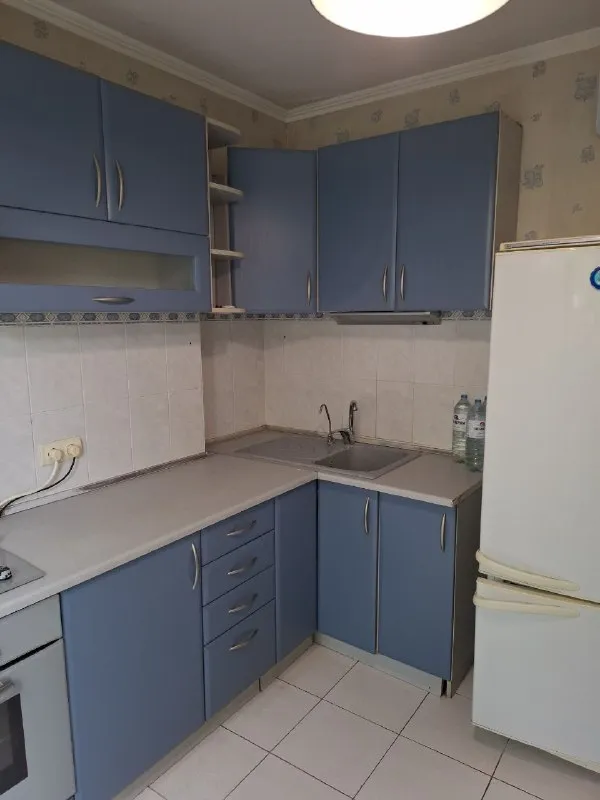 спешите купить! трёхкомнатную квартиру 🌇донецк, мединститут калининский район. прекрасное место - пр. ильича📍 ✅5/9 эт дома, дом расположен во дворе вдали от шума и пыли! ✅возле дома школа и детский садик, в шаговой доступности тц молоко, рынок ул. марии ульяновой, мед университет. ✅дом очень тёплый! для семьи идеальный вариант! ✅квартира с хорошим ремонтом, можно зайти и жить. ✅комнаты все раздельные. 📑документы готовы. 💰цена обсуждается. старт 8,3 млн торг. 📲☎️+79493389894 ан евгения подписаться | дать объявление - фотография - 8