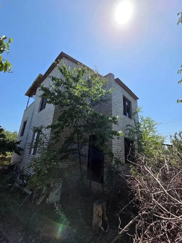 продам роскошную трёхэтажную дачу 🏡 с участком 6 соток 🌇донецк в ленинском районе, ул. левада (ориентир – широкий микрорайон) 📍 🔹 идеальный вариант для тех, кто ценит простор и уют! ✅ участок 6 соток – место для сада, зоны отдыха и воплощения ваших идей! 🅿 собственный гараж – парковка защищена от непогоды. 💡есть электричество ✅ трёхэтажная дача – много пространства для большой семьи или гостей. ваш собственный коттедж. ⚠ требует вложений – отличная возможность создать дом своей мечты по индивидуальному проекту. 💰 цена: 3 000 000 руб. 📲☎️+7 (949) 406-26-67 (звонки, telegram) руслан 📲☎️+7 (949) 501-13-19 владимир подписаться | дать объявление - фотография - 2