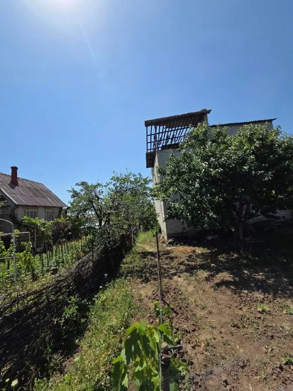 продам роскошную трёхэтажную дачу 🏡 с участком 6 соток 🌇донецк в ленинском районе, ул. левада (ориентир – широкий микрорайон) 📍 🔹 идеальный вариант для тех, кто ценит простор и уют! ✅ участок 6 соток – место для сада, зоны отдыха и воплощения ваших идей! 🅿 собственный гараж – парковка защищена от непогоды. 💡есть электричество ✅ трёхэтажная дача – много пространства для большой семьи или гостей. ваш собственный коттедж. ⚠ требует вложений – отличная возможность создать дом своей мечты по индивидуальному проекту. 💰 цена: 3 000 000 руб. 📲☎️+7 (949) 406-26-67 (звонки, telegram) руслан 📲☎️+7 (949) 501-13-19 владимир подписаться | дать объявление - фотография - 4