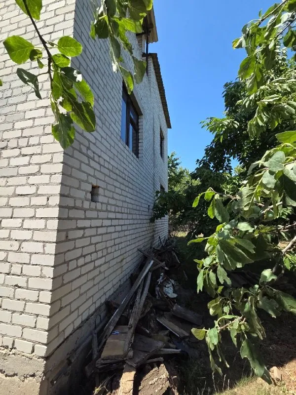 продам роскошную трёхэтажную дачу 🏡 с участком 6 соток 🌇донецк в ленинском районе, ул. левада (ориентир – широкий микрорайон) 📍 🔹 идеальный вариант для тех, кто ценит простор и уют! ✅ участок 6 соток – место для сада, зоны отдыха и воплощения ваших идей! 🅿 собственный гараж – парковка защищена от непогоды. 💡есть электричество ✅ трёхэтажная дача – много пространства для большой семьи или гостей. ваш собственный коттедж. ⚠ требует вложений – отличная возможность создать дом своей мечты по индивидуальному проекту. 💰 цена: 3 000 000 руб. 📲☎️+7 (949) 406-26-67 (звонки, telegram) руслан 📲☎️+7 (949) 501-13-19 владимир подписаться | дать объявление - фотография - 5