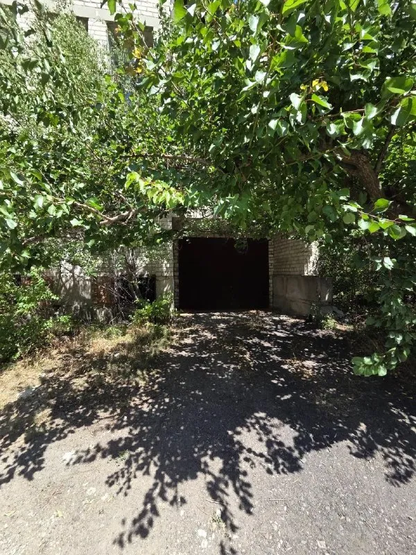 продам роскошную трёхэтажную дачу 🏡 с участком 6 соток 🌇донецк в ленинском районе, ул. левада (ориентир – широкий микрорайон) 📍 🔹 идеальный вариант для тех, кто ценит простор и уют! ✅ участок 6 соток – место для сада, зоны отдыха и воплощения ваших идей! 🅿 собственный гараж – парковка защищена от непогоды. 💡есть электричество ✅ трёхэтажная дача – много пространства для большой семьи или гостей. ваш собственный коттедж. ⚠ требует вложений – отличная возможность создать дом своей мечты по индивидуальному проекту. 💰 цена: 3 000 000 руб. 📲☎️+7 (949) 406-26-67 (звонки, telegram) руслан 📲☎️+7 (949) 501-13-19 владимир подписаться | дать объявление - фотография - 6