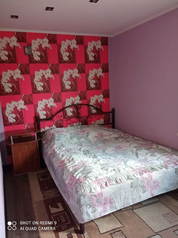 посуточно 2-х ком. квартира 🌇донецк, южный автовокзал цирк парк щербакова оцкб📍 ✅с современным ремонтом мебелью и бытовой техникой. ✅полностью укомплектована: кабельное тв, плазма домашний кинотеатр, холодильник, машинка автомат, духовой шкаф, электрический чайник, микроволновая печь кондиционер ✅4 спальных места 💦вода горячая интернет 👍отличное месторасположение дома рядом вся инфраструктура супермаркет, банк, остановки общественного транспорта!!! 💰цена 3000 ₽ 📲☎️+79494307494 хозяйка подписаться | дать объявление - фотография - 4