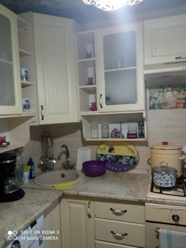 посуточно 2-х ком. квартира 🌇донецк, южный автовокзал цирк парк щербакова оцкб📍 ✅с современным ремонтом мебелью и бытовой техникой. ✅полностью укомплектована: кабельное тв, плазма домашний кинотеатр, холодильник, машинка автомат, духовой шкаф, электрический чайник, микроволновая печь кондиционер ✅4 спальных места 💦вода горячая интернет 👍отличное месторасположение дома рядом вся инфраструктура супермаркет, банк, остановки общественного транспорта!!! 💰цена 3000 ₽ 📲☎️+79494307494 хозяйка подписаться | дать объявление - фотография - 6