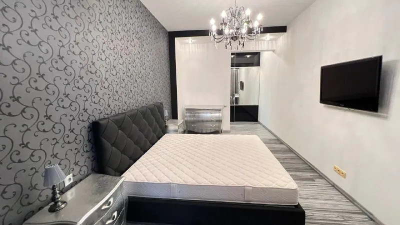 продам двухкомнатную квартиру 🌇донецк, в жк «диск» на маяковского, 20а. 📍 ✅просторная студия 80 квадратных метров с отдельной спальней. 👍из окон открывается вид на реку кальмиус. ✅этаж 13/24 📑документы готовы 💰цена 13 000 000 ₽ ☎️+79497059697 ан новый донбасс подписаться | дать объявление - фотография - 3