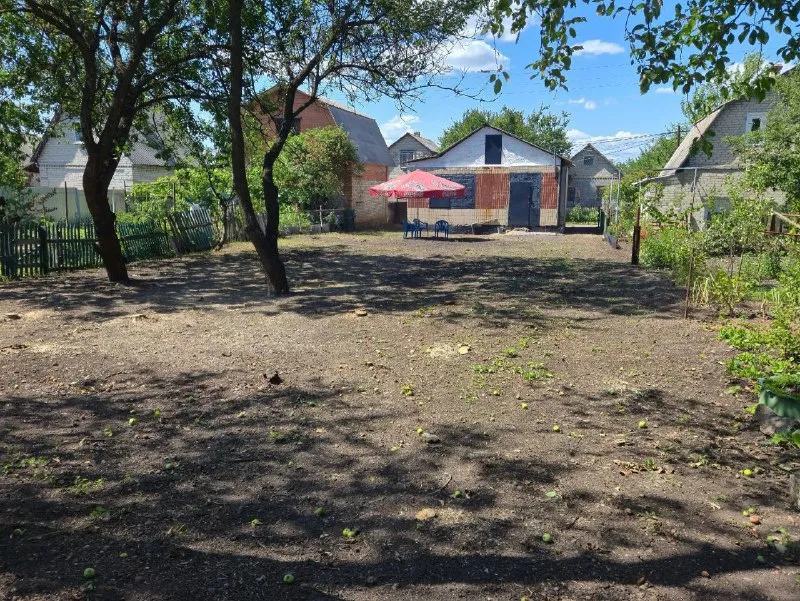 продам дачу 🏡 домик с гаражом 🌇г. макеевка район ж/д вокзала за каналом садовое общество "нива" 📍 ✅в обществе есть свет, интернет, охрана. ✅общий размер дома 6,5 на 6,5 метров. ✅общая площадь участка 5,3 сотки. 🅿размер гаража 6,5 на 3,7 метра, есть яма. ✅размер комнаты 6,5 на 2,8 метра. 💰цена 650 тысяч рублей. 🔥 📲☎️+7 949 30 888 30 подписаться  |  дать объявление - фотография - 2