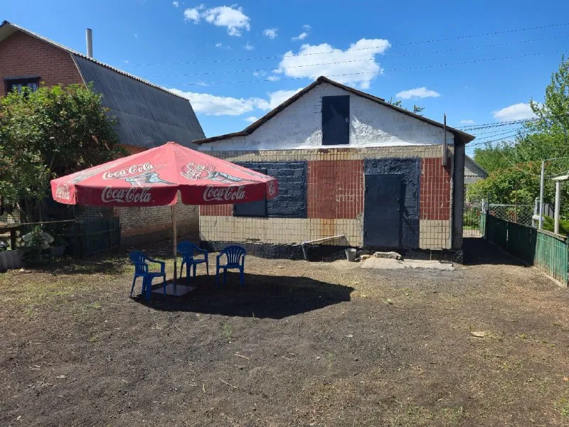 продам дачу 🏡 домик с гаражом 🌇г. макеевка район ж/д вокзала за каналом садовое общество "нива" 📍 ✅в обществе есть свет, интернет, охрана. ✅общий размер дома 6,5 на 6,5 метров. ✅общая площадь участка 5,3 сотки. 🅿размер гаража 6,5 на 3,7 метра, есть яма. ✅размер комнаты 6,5 на 2,8 метра. 💰цена 650 тысяч рублей. 🔥 📲☎️+7 949 30 888 30 подписаться  |  дать объявление - фотография - 3