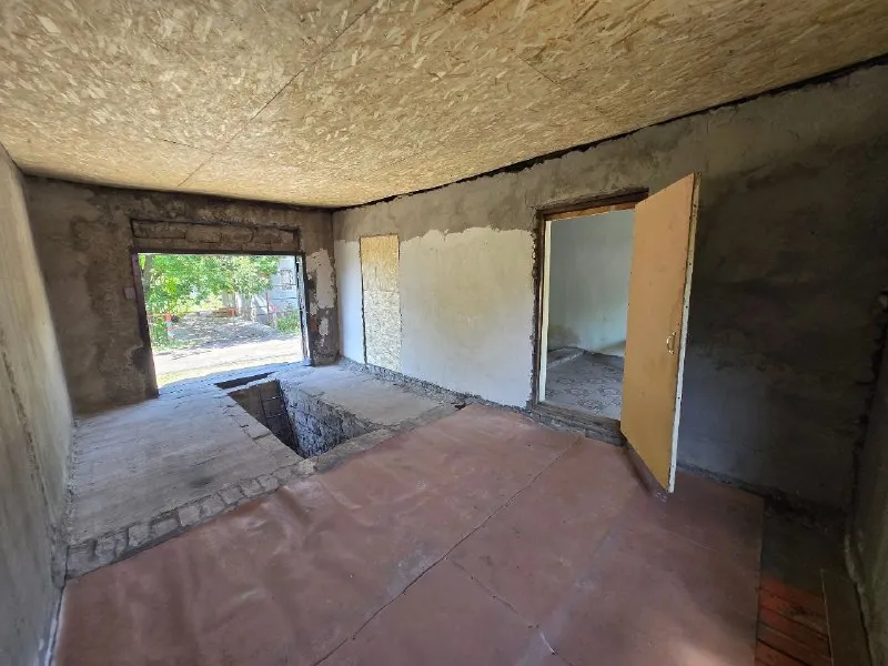 продам дачу 🏡 домик с гаражом 🌇г. макеевка район ж/д вокзала за каналом садовое общество "нива" 📍 ✅в обществе есть свет, интернет, охрана. ✅общий размер дома 6,5 на 6,5 метров. ✅общая площадь участка 5,3 сотки. 🅿размер гаража 6,5 на 3,7 метра, есть яма. ✅размер комнаты 6,5 на 2,8 метра. 💰цена 650 тысяч рублей. 🔥 📲☎️+7 949 30 888 30 подписаться  |  дать объявление - фотография - 5