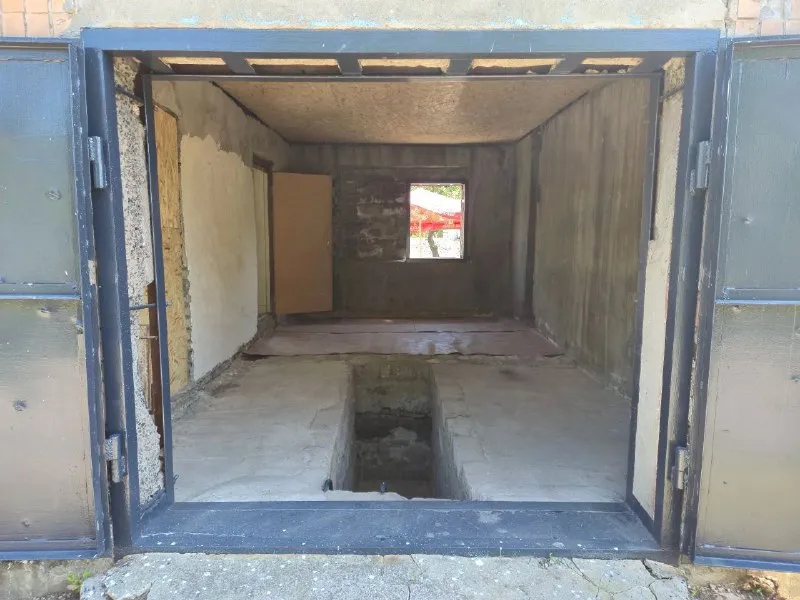 продам дачу 🏡 домик с гаражом 🌇г. макеевка район ж/д вокзала за каналом садовое общество "нива" 📍 ✅в обществе есть свет, интернет, охрана. ✅общий размер дома 6,5 на 6,5 метров. ✅общая площадь участка 5,3 сотки. 🅿размер гаража 6,5 на 3,7 метра, есть яма. ✅размер комнаты 6,5 на 2,8 метра. 💰цена 650 тысяч рублей. 🔥 📲☎️+7 949 30 888 30 подписаться  |  дать объявление - фотография - 6