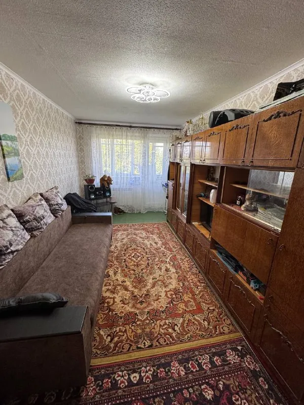 продам двухкомнатную квартиру 🌇макеевка, квартал железнодорожный!📍 ✅общая площадь 45кв. м, 5 этаж, 5 этажного дома, не угловая ! ✅крыша после капитального ремонта 💧вода по графику. ✅окна пластиковые, санузел в плитке. ✅мебель частично остается. ✅хорошее месторасположение: школа, детский сад, рынок, остановка общественного транспорта. 💰цена 2 850 000 ₽ торг ☎️+79493418412 лилия ан терем подписаться | дать объявление - фотография - 2