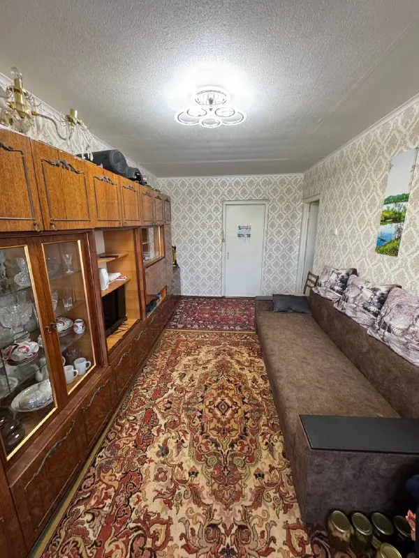 продам двухкомнатную квартиру 🌇макеевка, квартал железнодорожный!📍 ✅общая площадь 45кв. м, 5 этаж, 5 этажного дома, не угловая ! ✅крыша после капитального ремонта 💧вода по графику. ✅окна пластиковые, санузел в плитке. ✅мебель частично остается. ✅хорошее месторасположение: школа, детский сад, рынок, остановка общественного транспорта. 💰цена 2 850 000 ₽ торг ☎️+79493418412 лилия ан терем подписаться | дать объявление - фотография - 3