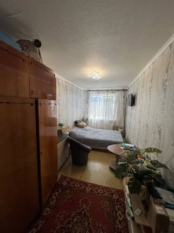 продам двухкомнатную квартиру 🌇макеевка, квартал железнодорожный!📍 ✅общая площадь 45кв. м, 5 этаж, 5 этажного дома, не угловая ! ✅крыша после капитального ремонта 💧вода по графику. ✅окна пластиковые, санузел в плитке. ✅мебель частично остается. ✅хорошее месторасположение: школа, детский сад, рынок, остановка общественного транспорта. 💰цена 2 850 000 ₽ торг ☎️+79493418412 лилия ан терем подписаться | дать объявление - фотография - 4