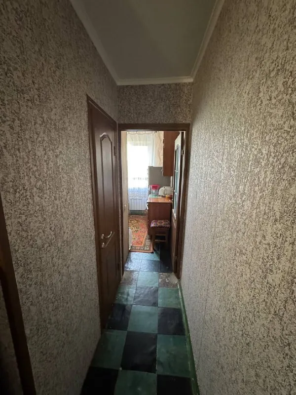 продам двухкомнатную квартиру 🌇макеевка, квартал железнодорожный!📍 ✅общая площадь 45кв. м, 5 этаж, 5 этажного дома, не угловая ! ✅крыша после капитального ремонта 💧вода по графику. ✅окна пластиковые, санузел в плитке. ✅мебель частично остается. ✅хорошее месторасположение: школа, детский сад, рынок, остановка общественного транспорта. 💰цена 2 850 000 ₽ торг ☎️+79493418412 лилия ан терем подписаться | дать объявление - фотография - 5