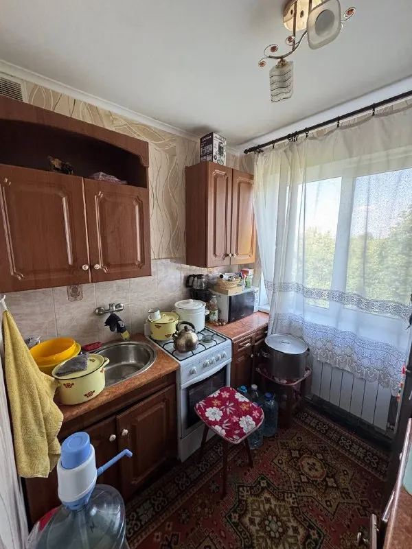 продам двухкомнатную квартиру 🌇макеевка, квартал железнодорожный!📍 ✅общая площадь 45кв. м, 5 этаж, 5 этажного дома, не угловая ! ✅крыша после капитального ремонта 💧вода по графику. ✅окна пластиковые, санузел в плитке. ✅мебель частично остается. ✅хорошее месторасположение: школа, детский сад, рынок, остановка общественного транспорта. 💰цена 2 850 000 ₽ торг ☎️+79493418412 лилия ан терем подписаться | дать объявление - фотография - 6