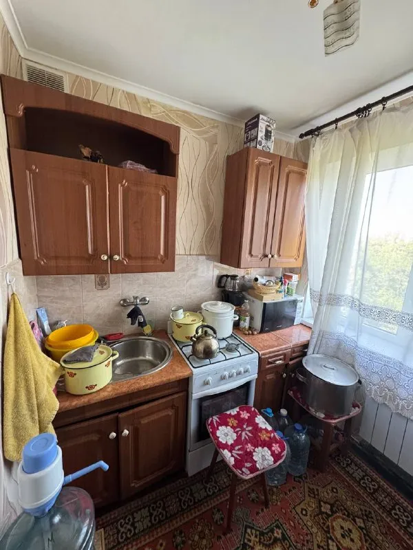 продам двухкомнатную квартиру 🌇макеевка, квартал железнодорожный!📍 ✅общая площадь 45кв. м, 5 этаж, 5 этажного дома, не угловая ! ✅крыша после капитального ремонта 💧вода по графику. ✅окна пластиковые, санузел в плитке. ✅мебель частично остается. ✅хорошее месторасположение: школа, детский сад, рынок, остановка общественного транспорта. 💰цена 2 850 000 ₽ торг ☎️+79493418412 лилия ан терем подписаться | дать объявление - фотография - 7