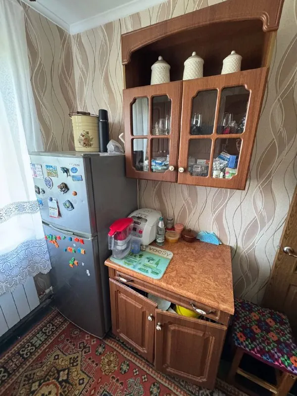 продам двухкомнатную квартиру 🌇макеевка, квартал железнодорожный!📍 ✅общая площадь 45кв. м, 5 этаж, 5 этажного дома, не угловая ! ✅крыша после капитального ремонта 💧вода по графику. ✅окна пластиковые, санузел в плитке. ✅мебель частично остается. ✅хорошее месторасположение: школа, детский сад, рынок, остановка общественного транспорта. 💰цена 2 850 000 ₽ торг ☎️+79493418412 лилия ан терем подписаться | дать объявление - фотография - 8