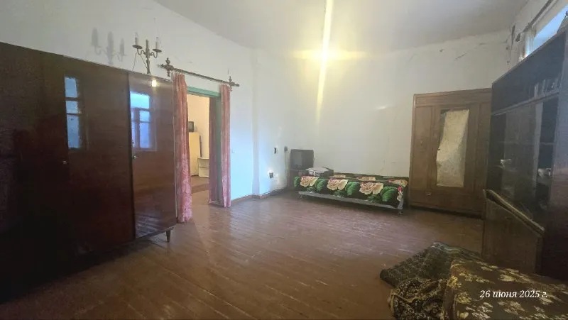 продам 2х комнатный дом 47 м² 🌇г макеевка, кировский район, ул колонии марии, до "галактики" 1500 метров📍 💰цена 850 000 рублей, без торга 🏡дом жилой, общей площадью 47 м², просторная кухня ( студия) 13 м², огромная комната 23 м², санузел в доме, душевая кабина. 💦вода в дом проведена, печное отопление, газ по забору, высота потолков 3 м, участок земли 5 соток. 🌎земля не приватизированная, выход со двора на две улицы 📲☎️+7949 451 3060 или пишите в телеграм с радостью отвечу на все вопросы! подписаться | дать объявление - фотография - 2