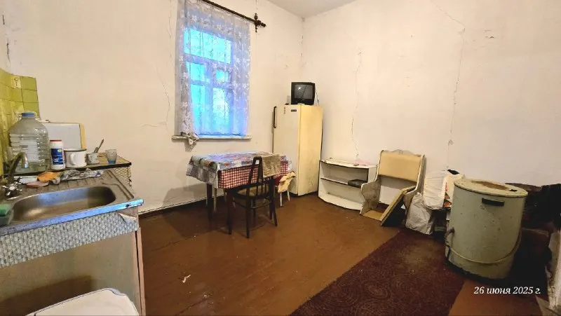 продам 2х комнатный дом 47 м² 🌇г макеевка, кировский район, ул колонии марии, до "галактики" 1500 метров📍 💰цена 850 000 рублей, без торга 🏡дом жилой, общей площадью 47 м², просторная кухня ( студия) 13 м², огромная комната 23 м², санузел в доме, душевая кабина. 💦вода в дом проведена, печное отопление, газ по забору, высота потолков 3 м, участок земли 5 соток. 🌎земля не приватизированная, выход со двора на две улицы 📲☎️+7949 451 3060 или пишите в телеграм с радостью отвечу на все вопросы! подписаться | дать объявление - фотография - 3