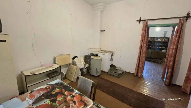 продам 2х комнатный дом 47 м² 🌇г макеевка, кировский район, ул колонии марии, до "галактики" 1500 метров📍 💰цена 850 000 рублей, без торга 🏡дом жилой, общей площадью 47 м², просторная кухня ( студия) 13 м², огромная комната 23 м², санузел в доме, душевая кабина. 💦вода в дом проведена, печное отопление, газ по забору, высота потолков 3 м, участок земли 5 соток. 🌎земля не приватизированная, выход со двора на две улицы 📲☎️+7949 451 3060 или пишите в телеграм с радостью отвечу на все вопросы! подписаться | дать объявление - фотография - 4