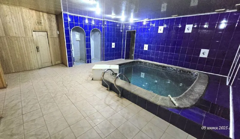 продается нежилое  2х этажное помещение 400м² 🌇г. донецк, петровский район, улица ревякина, "дск", сразу за петровским мостом текстильщик 1 км📍 ✅на сегодняшний день, действующий спортивный комплекс с баней, бассейном, бильярдом, зоной отдыха! ✅можно купить,   как уже готовый бизнес, можно под свои цели и амбиции! 👍отличное место расположения, рядом с остановкой и главной улицей района документы готовы к сделке, собственник в городе, долгов нет! 💰цена: 18 миллионов + торг 📲☎️+ 7949 451 30 60 александр, топ риелтор днр или пишите в телеграм подписаться | дать объявление - фотография - 4