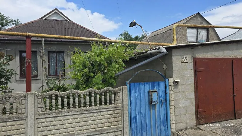 продам 🏡 дом 95м² с газом, гаражом 🌇донецк, кировский район, ул. славяногорская, на семашко📍 💰цена: 4.6 миллиона + торг! ✅добротный дом из бетона, утеплённый снаружи по периметру, это действительно надёжный дом, теплый зимой и прохладный летом! ✅дом, общей площадью: 95м² с просторной кухней: 20м² и  санузелом: 10м2 в доме ! хол + 3 уютные комнаты!  ⛽газовый котёл, двухконтурный! тепло в доме и горячая вода, постоянно! ✅ - фотография - 2