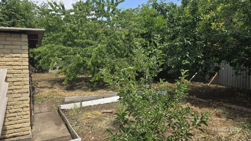 продам 🏡 дом 95м² с газом, гаражом 🌇донецк, кировский район, ул. славяногорская, на семашко📍 💰цена: 4.6 миллиона + торг! ✅добротный дом из бетона, утеплённый снаружи по периметру, это действительно надёжный дом, теплый зимой и прохладный летом! ✅дом, общей площадью: 95м² с просторной кухней: 20м² и  санузелом: 10м2 в доме ! хол + 3 уютные комнаты!  ⛽газовый котёл, двухконтурный! тепло в доме и горячая вода, постоянно! ✅ - фотография - 3