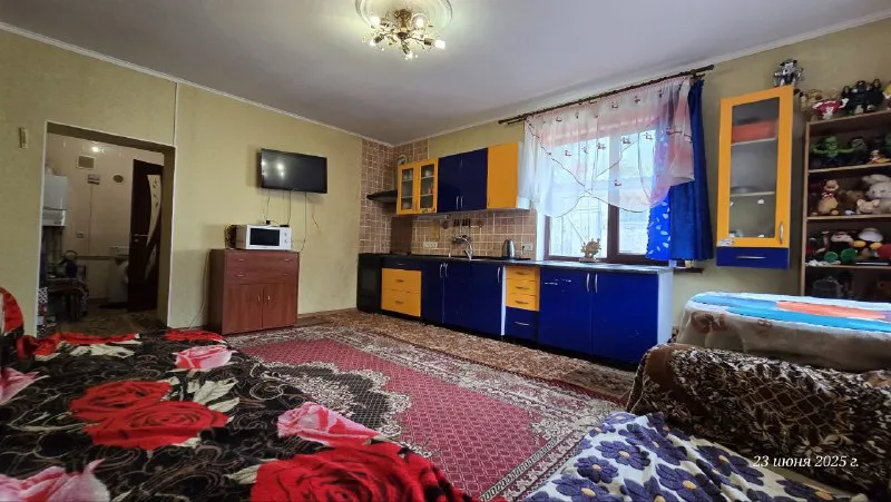 продам 🏡 дом 95м² с газом, гаражом 🌇донецк, кировский район, ул. славяногорская, на семашко📍 💰цена: 4.6 миллиона + торг! ✅добротный дом из бетона, утеплённый снаружи по периметру, это действительно надёжный дом, теплый зимой и прохладный летом! ✅дом, общей площадью: 95м² с просторной кухней: 20м² и  санузелом: 10м2 в доме ! хол + 3 уютные комнаты!  ⛽газовый котёл, двухконтурный! тепло в доме и горячая вода, постоянно! ✅ - фотография - 7