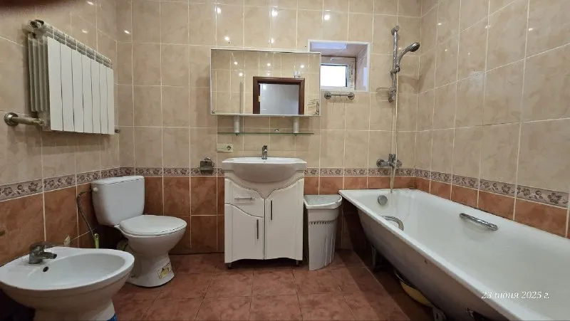 продам 🏡 дом 95м² с газом, гаражом 🌇донецк, кировский район, ул. славяногорская, на семашко📍 💰цена: 4.6 миллиона + торг! ✅добротный дом из бетона, утеплённый снаружи по периметру, это действительно надёжный дом, теплый зимой и прохладный летом! ✅дом, общей площадью: 95м² с просторной кухней: 20м² и  санузелом: 10м2 в доме ! хол + 3 уютные комнаты!  ⛽газовый котёл, двухконтурный! тепло в доме и горячая вода, постоянно! ✅ - фотография - 8