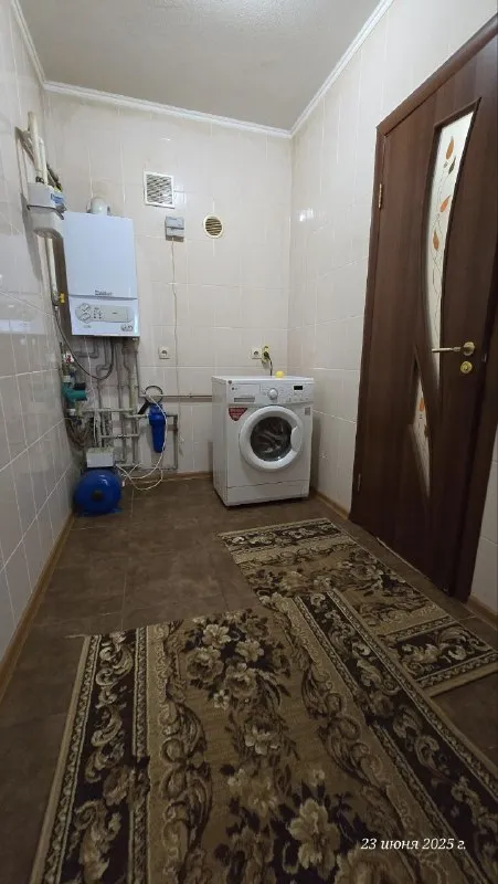 продам 🏡 дом 95м² с газом, гаражом 🌇донецк, кировский район, ул. славяногорская, на семашко📍 💰цена: 4.6 миллиона + торг! ✅добротный дом из бетона, утеплённый снаружи по периметру, это действительно надёжный дом, теплый зимой и прохладный летом! ✅дом, общей площадью: 95м² с просторной кухней: 20м² и  санузелом: 10м2 в доме ! хол + 3 уютные комнаты!  ⛽газовый котёл, двухконтурный! тепло в доме и горячая вода, постоянно! ✅ - фотография - 9